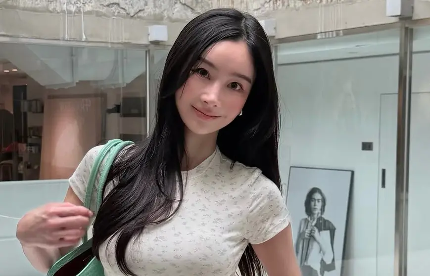 ▲不只二伯的HAHABABY狂爆抄襲，就連台大五姬之一的余函彌（如圖）也再度驚傳抄襲，而爆出爭議後，她也緊急刪除該服裝的介紹文。（圖／翻攝自余函彌IG@bonnieyuxx）