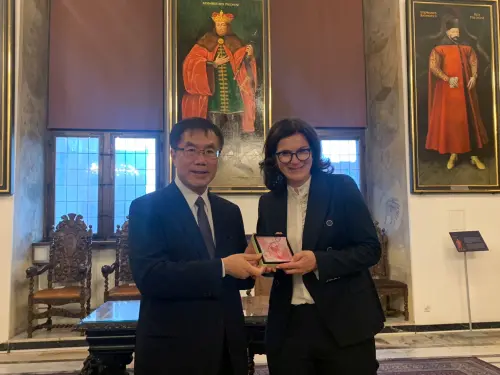 ▲ 台南黃偉哲贈送蘭花絲巾給格但斯克市長杜爾凱維奇(Aleksandra Dulkiewicz)。（圖／南市府提供）