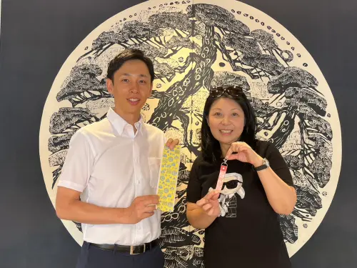 ▲高田織物社長（左）與台灣虎航董事長（右）合影，他分享，當時看到編布除了用在榻榻米，就不會再使用這塊材料「非常可惜。」（圖／記者張乃文攝）