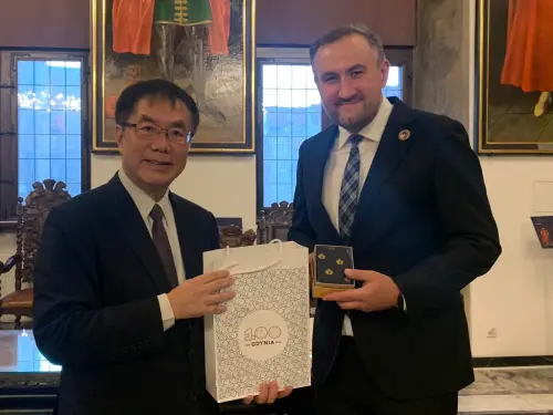 ▲ 台南市長黃偉哲與格丁尼亞副市長奧古斯蒂尼亞克(Tomasz Augustyniak)互相贈禮。（圖／南市府提供）