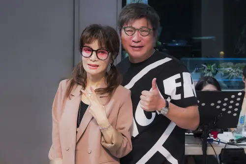 ▲蔡秋鳳（左）首度加入「鑽石舞台之夜」中秋團圓限定版演唱會，透露胡瓜（右）主動提出邀約，近年深居簡出的她深受感動，二話不說立刻答應。（圖／萬星傳播提供）