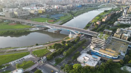 ▲台北「民權大橋景觀橋」串聯內湖與松山的雙岸河濱路網，全長約249公尺。（圖／北市新工處提供）