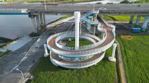 ▲「民權大橋景觀橋」橋中央設有約510平方公尺的橢圓形觀景平台，獲得「天際之眼」的美譽。（圖／北市新工處提供）