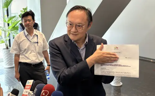 盧秀燕遭堵訪只答自己人、疑回頭瞪媒體？鄭照新一句話酸爆潘孟安