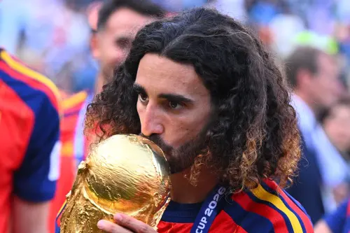 ▲西班牙小將庫庫雷利亞（Marc Cucurella）昨戰不僅對梅西送飛吻，賽後也有親吻獎盃的舉動。（圖／美聯社／達志影像）