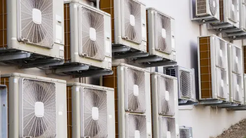 ▲夏日高溫冷氣長時間運轉，室外機周圍保持通風順暢、不堆放雜物，才是確保散熱效率與省電的核心關鍵。（示意圖／取自photoAC）
