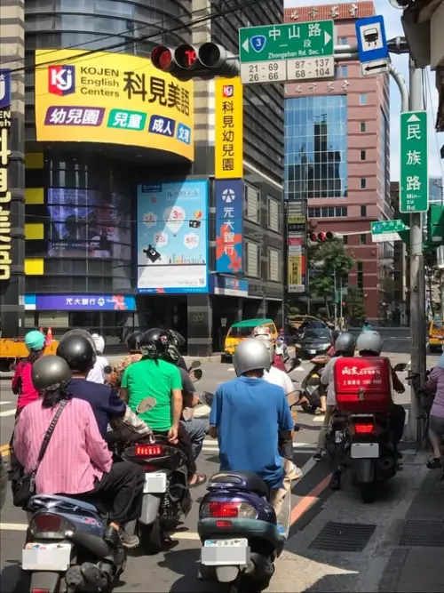 ▲台灣夏天太陽很毒辣，在路口處常能看到機車騎士躲在建物影子或是樹陰下。（圖／新北市政府）