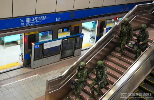 An ROC Army unit conducts a defensive mission drill at a Taipei Metro station. (MNA)