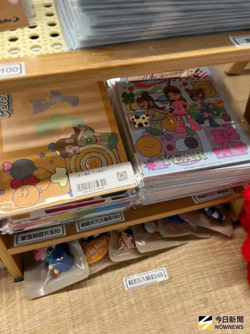 ▲二伯出道十週年明信片，神似獵魔女團。（圖／讀者提供）