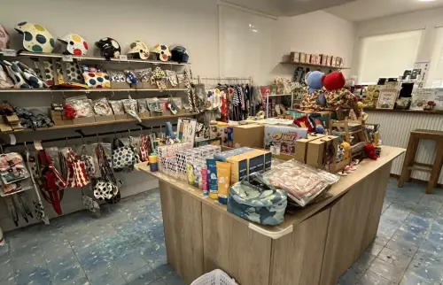▲哈姆選物Hamu Café店內有販售HAHABABY周邊商品，貨架陳列整齊。（圖／讀者提供）