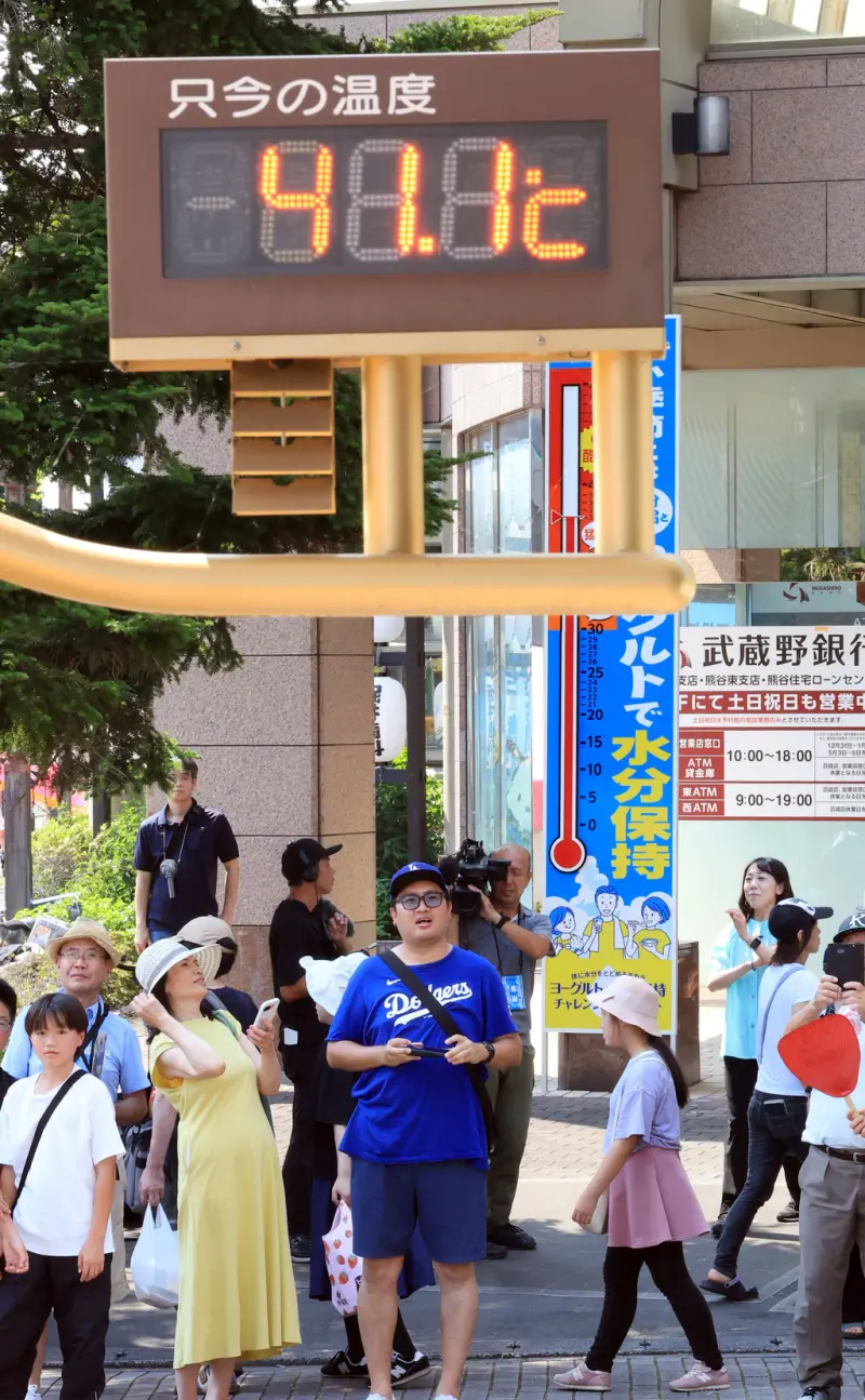 ▲日本熱到出動「人類冰箱」!全國首見40度酷暑日(圖/美聯社/達志影像)