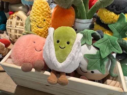 ▲觀察療癒系IP當道，博客來書店即日起引進英國品牌Jellycat。（圖／記者鍾怡婷攝）