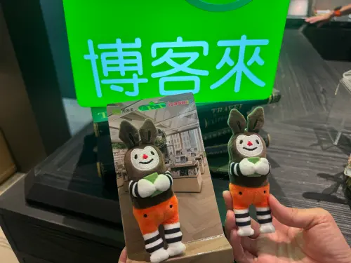 ▲滿2800元再送MOLESKINE迷你筆記本掛飾或OKAPI立體絨毛玩偶icash卡。（圖／記者鍾怡婷攝）