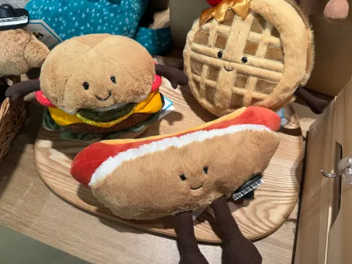 ▲觀察療癒系IP當道，博客來書店即日起引進英國品牌Jellycat。（圖／記者鍾怡婷攝）