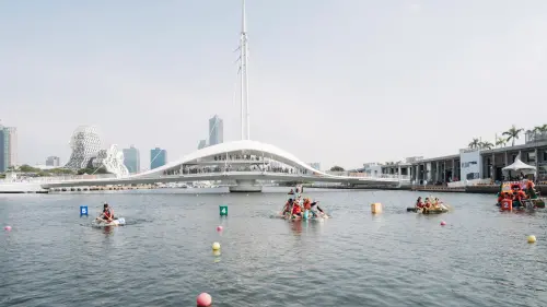 ▲參賽隊伍於水道上競速，並以大港橋及高雄流行音樂中心為背景，共同行銷高雄港水域及城市地景。（圖／高市府運發局提供）