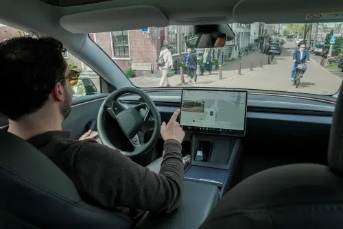 ▲開車也要刷臉了！Tesla FSD將導入車內身分驗證（圖／路透社／達志影像）
