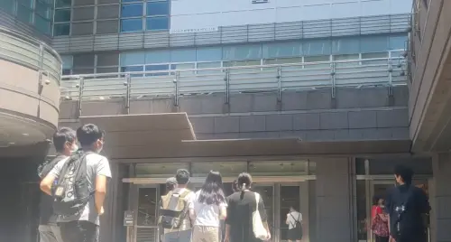 ▲台北101自動雨遮降下時，總會成為現場眾人關注的焦點。（圖／CRE8官網）