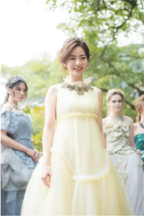 ▲女星曾之喬也曾為溫慶珠特別設計的「公主系列」高訂禮服獻出時裝走秀初體驗。（圖/Isabelle Wen 溫慶珠臉書）