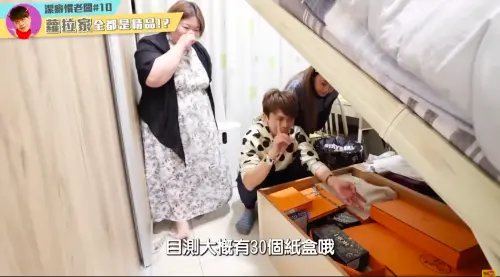 ▲蔡阿嘎看到蘿拉家中滿屋的精品，忍不住開玩笑嗆：「比老闆揮霍一定要大力譴責起來啊！」（圖／蔡阿嘎YT）