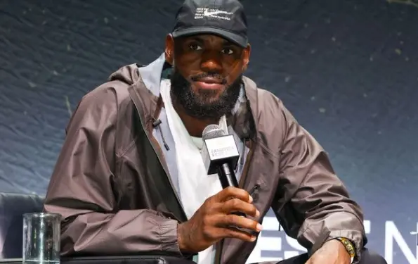 ▲詹姆斯（LeBron James）離開湖人後仍未決定新東家，帕金斯爆料他曾經選好球隊，卻在宣布前改變心意，所以決定才會一拖再拖。（圖／取自X ESPN）