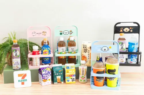 ▲「飲料抽抽樂」買2件指定飲品有機會抽到0元，並可用99元加購超萌線條小狗飲料折疊架。（圖／7-11提供）