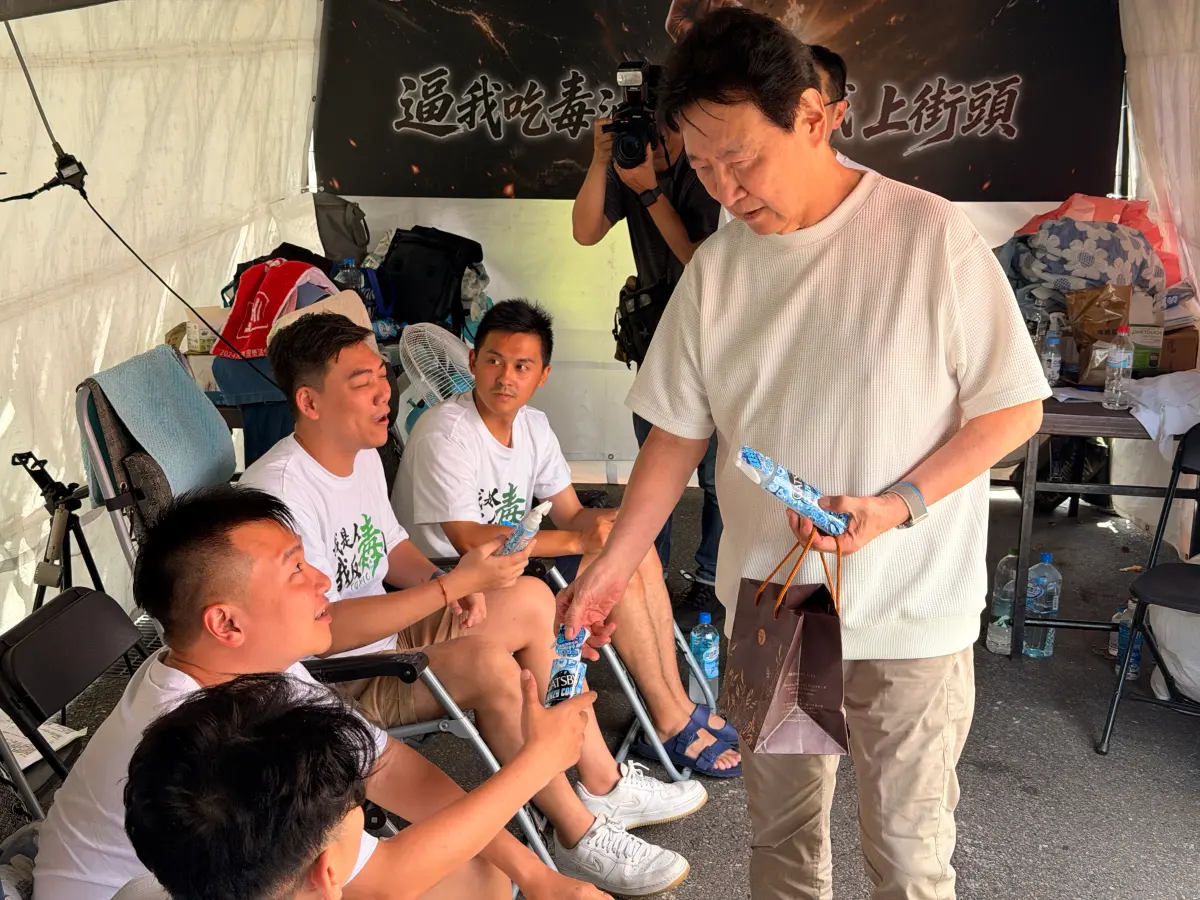 ▲中廣前董事長趙少康探視絕食藍營小雞們。（圖／記者蘇柏銓攝）