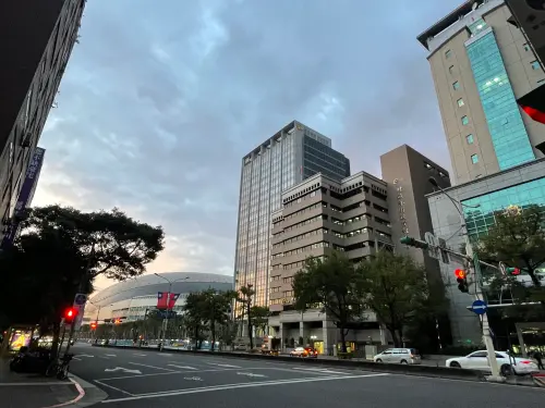 ▲台北大巨蛋啟用後帶動大量消費人潮，成功活絡東區商圈與周邊店面經濟。（圖／台灣房屋提供）
