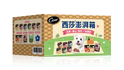 ▲西莎澎湃箱599元，含寵物食品、主食、點心、用品等，總價值約1000至1100元，隨箱附贈健綠潔牙骨、狗狗玩具球。（圖／業者提供）