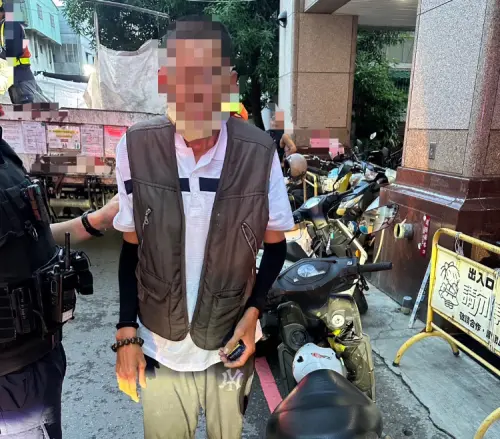 蛇行男遭警攔檢置物箱緊抱手套　警一查竟藏這些違禁品