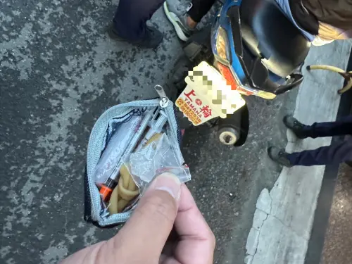 ▲ 警方當場自手套內查獲第一級毒品海洛因6包及第二級毒品安非他命1包，全數依法查扣。（圖／記者郭凱杰翻攝）
