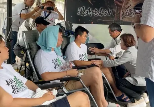 藍小雞絕食74小時！藍委醫師曝4青年現況：嘴唇裂、血壓下降