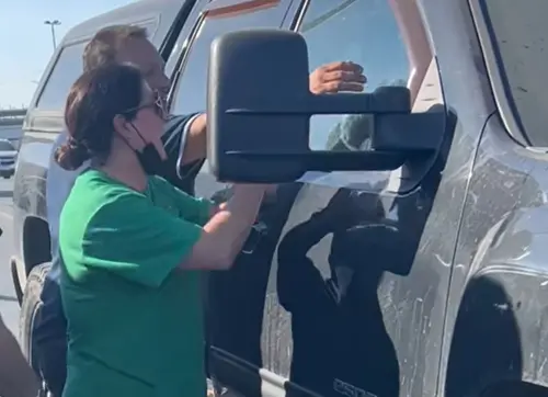 ▲飼主和親朋好友日前開車休旅車外出，途中停車休息時，留在車內的法國鬥牛犬「卡蒂（Cati）」疑似誤觸按鍵，竟把整輛車反鎖。（圖／TikTok@kareng_391)