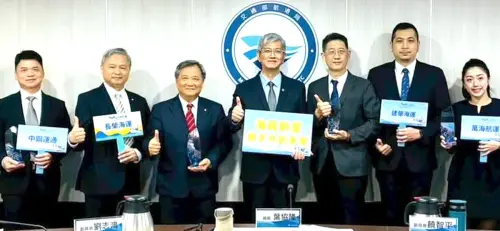 ▲交通部航港局舉行海員新星培育計畫合作航商頒獎典禮，由航港局局長葉協隆(中)主持。(圖／交通部航港局提供)