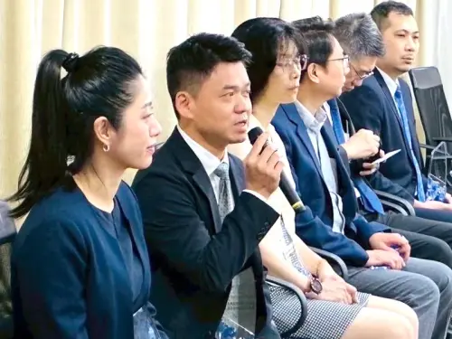 ▲中鋼運通公司副總經理李賢得(左2)在海員新星培育計畫合作航商頒獎典禮，說明中鋼運通公司投入海事人才培育工作的情形。(圖／中鋼運通公司提供)