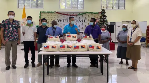 Oliver Liao (廖文哲), then head of Taiwan’s representative office in Papua New Guinea, donates rice in 2021 to a program supporting street children. (Taipei Economic Office in Papua New Guinea)