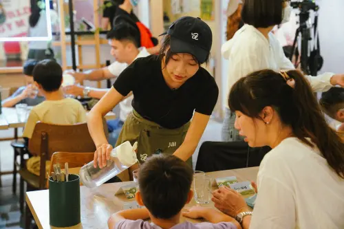 ▲今天，JAI宅邀請參與創作的孩童及家人到店共享餐點、欣賞作品展示，（圖／業者提供）