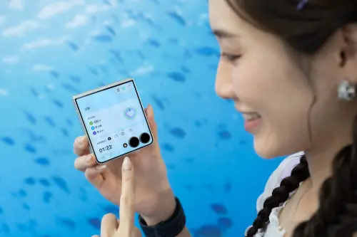 ▲Z Flip8可直接透過4.1吋封面螢幕瀏覽常用App與健康資訊，不必展開手機也能完成多項操作。（圖／官方提供）
