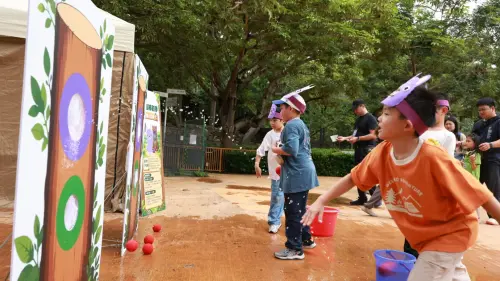 ▲小朋友於親水廣場體驗「羊駝神射手」盡情戲水。（圖／高市府觀光局提供）