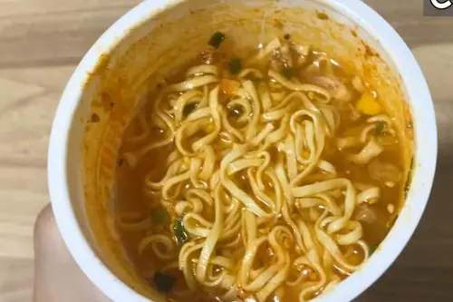 ▲許多吃過冷水泡麵的老饕都認為，麵體真的很Q彈。（圖／Youtube）