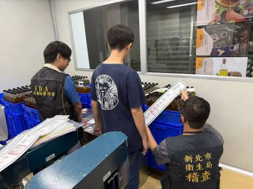 ▲食藥署與衛生局共同前往查核苦茶油業者，並由食藥署帶回5件產品檢體協助檢驗。（圖／食藥署提供）