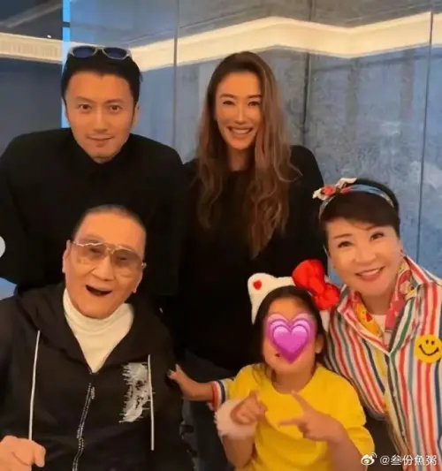 ▲謝賢與狄波拉離婚後仍能和平相處，也經常和兒女謝霆鋒、謝婷婷一起吃飯。（圖／微博＠叄份魚粥）