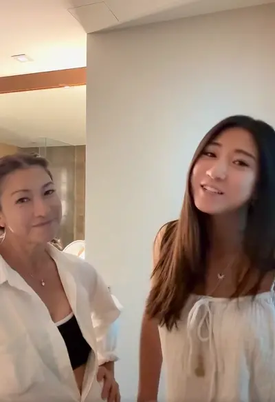 ▲李詠嫻（左）日前也分享跟Makayla（右）一起拍攝的影片。（圖／李詠嫻 Jackie Lee臉書）