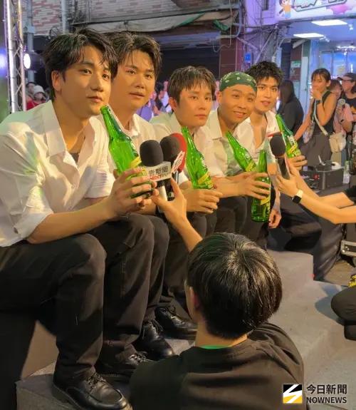 ▲Leo（左2）自嘲是啤酒肚，表演時還被路過阿伯摸一把。（圖／記者陳雅蘭攝）