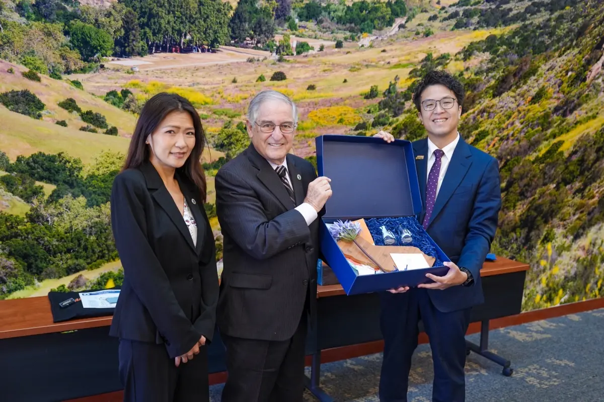▲沈伯洋拜會爾灣市政廳拜會市長Larry Agran、爾灣市首位台裔市議員劉令淳（Melinda Liu）。（圖／沈伯洋辦公室提供）