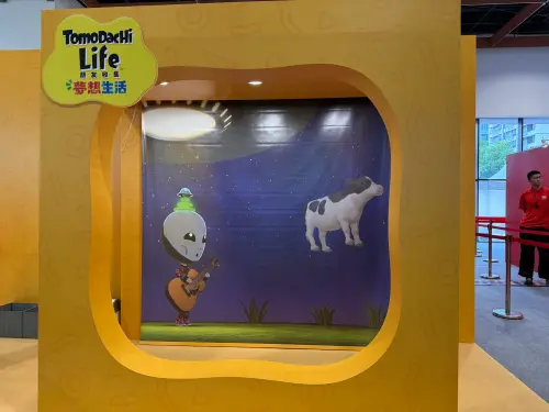 ▲《Tomodachi Life 朋友收集 夢想生活》試玩區有布景，玩家可前往拍照。（圖／記者張家瑋攝）