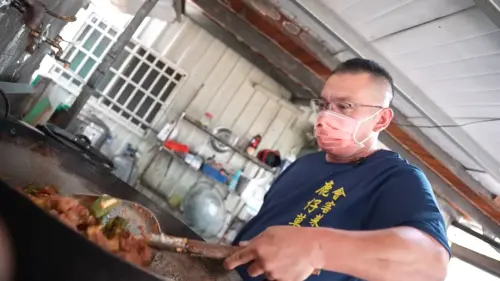 ▲從對料理一竅不通，到採買、前置到烹煮，已成林佳慶四年來的日常。（圖／記者王郁勳攝）