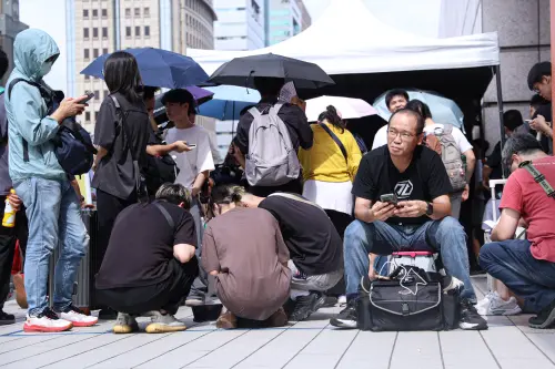 ▲漫博現場排隊民眾不畏高溫、等待入場，提醒大家夏季炎熱，需備妥雨傘、風扇以防中暑。（圖／記者朱永強攝）