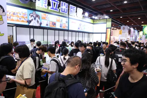 漫博今開展擠爆！粉絲拖行李箱衝刺　東立、角川店員貨補到手軟