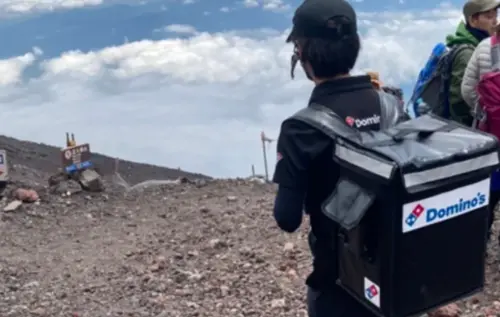 ▲2022年曾有民眾扮成達美樂披薩外送員登上富士山。（圖／截自X@fatmanairsoft）