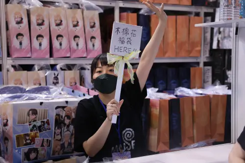 ▲木棉花今年共推出6款作品福袋，分別為《黃泉使者》、《進擊的巨人》、《Lycoris Recoil 莉可麗絲》、《葬送的芙莉蓮》、《戀上換裝娃娃》及《膽大黨》，售價介於1000元至1300元。（圖／記者朱永強攝）